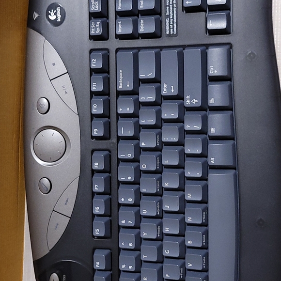 Logitech cordless freedom optical - cordless keyboard and optical mouse - Picture 3 of 11